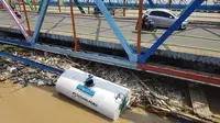 Luapan Sungai Cisadane patahkan jaringan pipa listrik milik PLN. (Liputan6.com/Pramita Tristiawati)