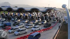 Jelang H-2 Lebaran, kemacetan panjang terjadi di gerbang Tol Palimanan, Jawa Barat, Rabu (15/7/15) Ribuan kendaraan terjebak macet hingga 38 Km antara jalan tol Cipali hingga tol Palikanci. (Liputan6.com/Herman Zakharia)