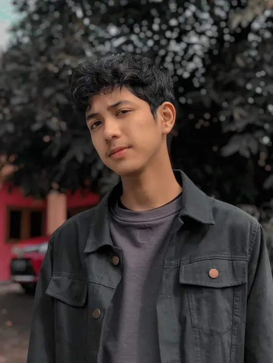 Tampil dengan kaos berwarna gelap dan dilapisi outer berwarna senada, Abun Sungkar sukses membuat penggemarnya terpesona.(Liputan6.com/IG/@abunsungkar)