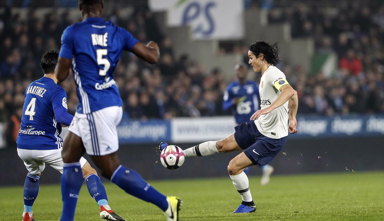 Striker Paris Saint Germain (PSG), Edinson Cavani, menendang bola saat melawan RC Strasbourg pada laga Liga 1 Prancis di Stadion Stade de la Meinau, Rabu (5/12). Kedua tim bermain imbang 1-1. (AP/Jean-Francois Badias)