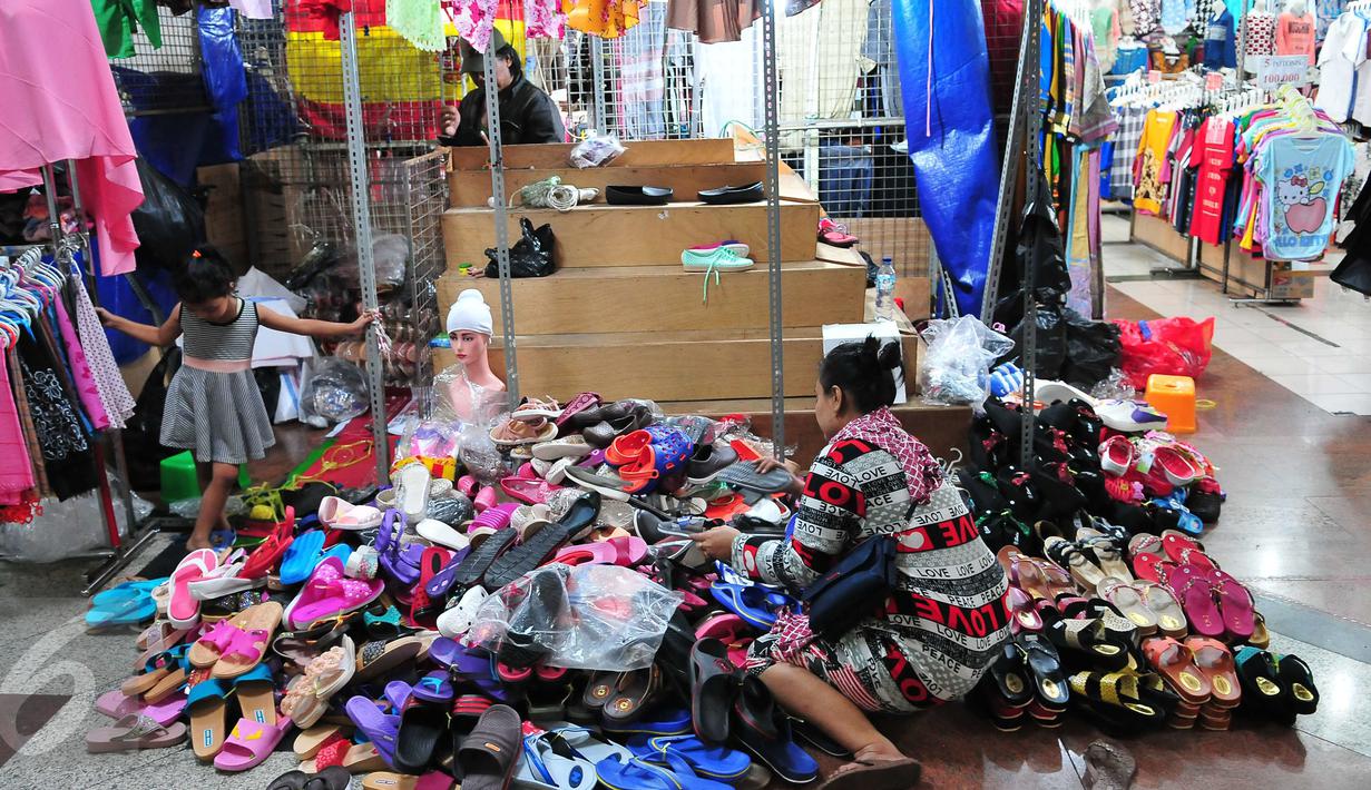 Penjual menata dagangannya di sebuah pusat perbelanjaan di Jakarta, Jumat (11/11). Pemerintah akan menghentikan impor barang secara borongan untuk meminimalisasi kegiatan penyelundupan yang bisa merugikan industri dalam negeri. (Liputan6.com/Angga Yuniar)