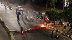 Massa membuat blokade di jalan Gatot Subroto bawah jembatan layang Gerbang Pemuda, Jakarta, Rabu (29/9/2019). Massa yang rata-rata berseragam sekolah dan pramuka bentrok dengan petugas sehingga jalan depan Kompleks Parlemen lumpuh. (Liputan6.com/Helmi Fithriansyah)