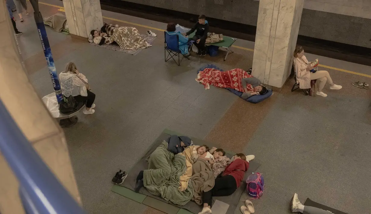 Diketahui, pada Senin (18/8/2025) waktu setempat atau hanya beberapa jam sebelum Presiden Volodymyr Zelensky dijadwalkan bertemu dengan Donald Trump di Washington, serangan udara Rusia mengguncang beberapa kota besar Ukraina. (Roman PILIPEY/AFP)