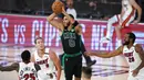 Pebasket Boston Celtics, Jayson Tatum, berusaha memberikan bola saat melawan Miami Heat pada gim pertama final Wilayah Timur playoff NBA di SPN World of Sports Complex, Selasa (15/9/2020). Heat menang dengan skor 117-114. (AP/Mark J. Terrill)