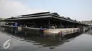 Suasana banjir rob di kawasan pasar ikan Pelabuhan Muara Baru, Penjaringan, Jakarta, (7/6). Banjir rob terjadi akibat jebolnya tanggul di sisi Timur Pelabuhan Muara Baru hingga meluapnya air yang mencapai sekitar 50 cm. (Liputan6.com/Faizal Fanani)