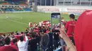 Peraturan di Stadion Jalan Besar melarang penonton untuk membawa kamera DSLR dan mirorless, sehingga penonton lebih banyak mengambil gambar dengan kamera handphone. (Bola.com/Mustopha)