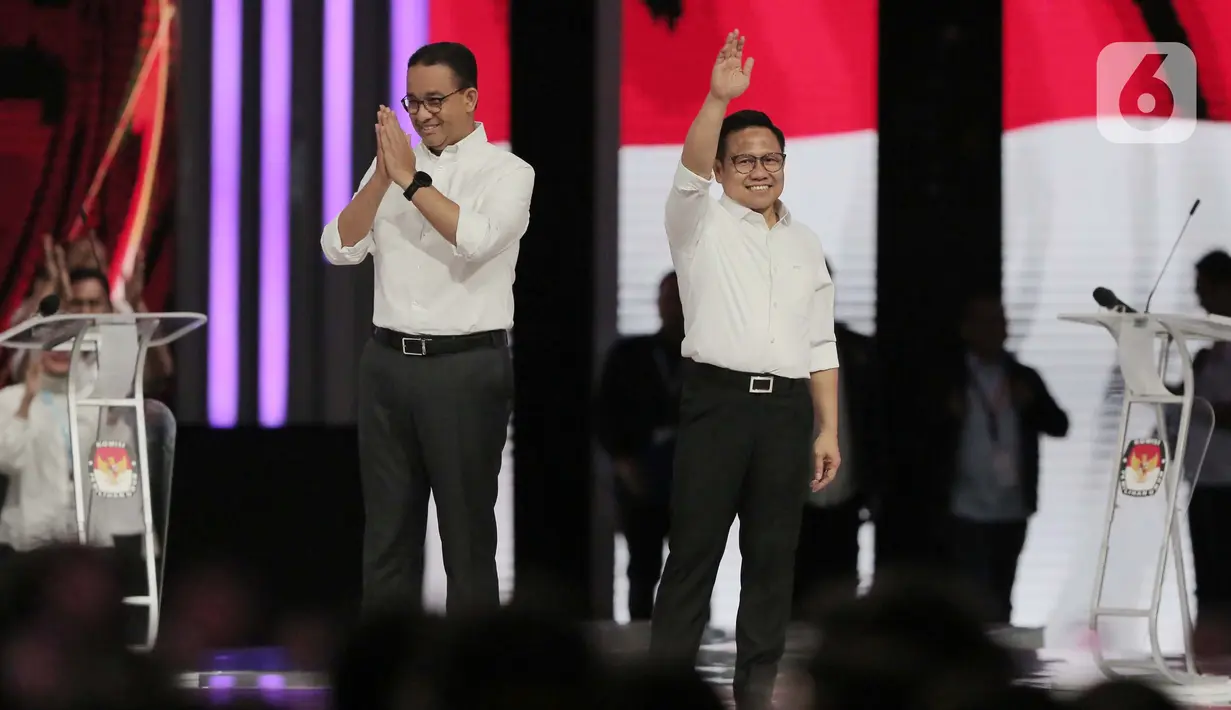 Capres-Cawapres nomor urut 1 Anies Baswedan (kiri) dan Muhaimin Iskandar (kanan) tiba di lokasi Debat Keempat Pilpres 2024 di Jakarta Convention Center (JCC), Jakarta, Minggu (21/1/2024). (Liputan6.com/Angga Yuniar)