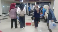Puluhan mahasiswa asal Jakarta di Bandara Halu Oleo Kendari batal berangkat usai kedapatan memiliki hasil tes PCR palsu.(Liputan6.com/dokumen warga)
