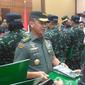 Kepala Staf Angkatan Darat Jenderal Mulyono memberikan penghargaan khusus berupa rumah tipe 45 kepada Lettu Inf. Safrin Sihombing serta Serka Priyatna yang beberapa kali mengikuti lomba tembak The Asean Armies Rifle Meet (Istimewa)