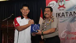 Ketum PB Ikatan Sport Sepeda Indonesia (ISSI), Raja Sapta Oktohar bersalaman dengan Kapolda Sulawesi Tenggara, Brigjen Pol. Ngadino usai pelantikan di Gedung Serba Guna Senayan, Jakarta, Jumat (17/4/2015). (Liputan6.com/Helmi Afandi)