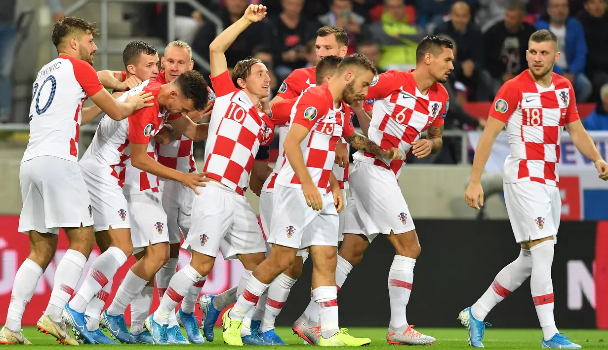Para pemain Kroasia merayakan kemenangan atas Slowakia pada laga Kualifikasi Piala Eropa 2020 di Trnava, Jumat (6/9). Slowakia kalah 0-4 dari Kroasia. (AFP/Joe Klamar)