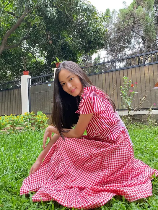 Penyanyi yang pernah tampil di pembukaan Asian Para Games 2018 ini juga tampil menawan dengan balutan mini dress bernuansa merah putih. Bagian atas dress tersebut memiliki motif garis, sementara bagian bawahnya memiliki motif kotak-kotak. (Liputan6.com/IG/shannashannonsiswanto)