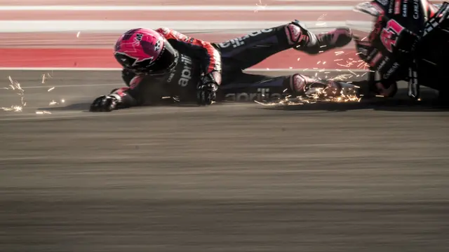 Foto: Aksi Para Pembalap saat Jajal Sirkuit Mandalika di Sesi Latihan Bebas MotoGP Indonesia 2023, Aleix Espargaro Tercepat