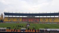 Suasana di Stadion Si Jalak Harupat saat awal laga Tira Persikabo vs Persebaya dalam Piala Presiden 2019, Selasa (12/3/2019). (Bola.com/Zulfirdaus Harahap)
