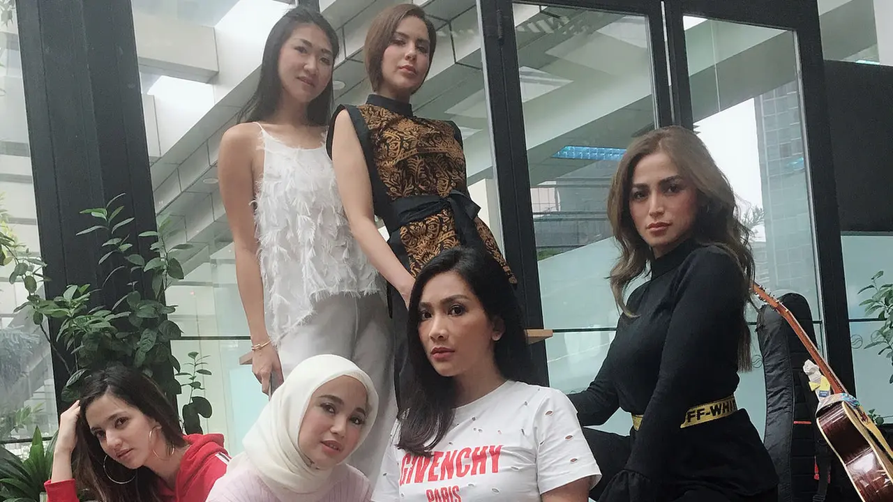 [Bintang] Berhijab, Chacha Frederica Mengaku Masih Seperti Dulu