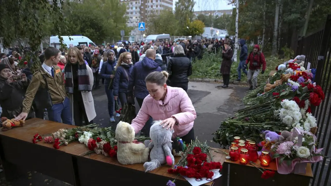 nak-anak berlari dari lokasi penembakan di sekolah No. 88 di Izhevsk, Rusia,