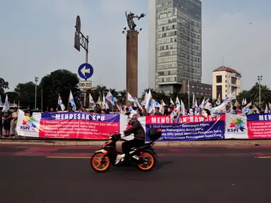 Ratusan buruh dari Konfederasi Serikat Pekerja Indonesia (KSPI) menggelar unjuk rasa di Bundaran HI, Jakarta, (22/7/2014). (Liputan6.com/Johan Tallo)