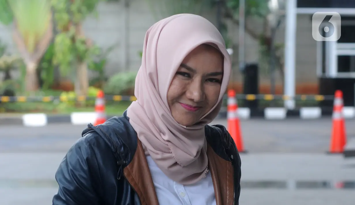 Terpidana mantan Bupati Kutai Kartanegara Rita Widyasari tersenyum saat tiba di Gedung KPK, Jakarta, Senin (2/12/2019). Rita akan menjalani pemeriksaan sebagai saksi atas kasus Tindak Pidana Pencucian Uang (TPPU) untuk tersangka Khairudin. (merdeka.com/Dwi Narwoko)