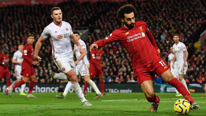 Gelandang Liverpool, Mohamed Salah, mengontrol bola saat melawan Sheffield United pada laga Premier League di Stadion Anfied, Liverpool, Rabu (2/1). Liverpool menang 2-0 atas Sheffield. (AFP/Paul Ellis)