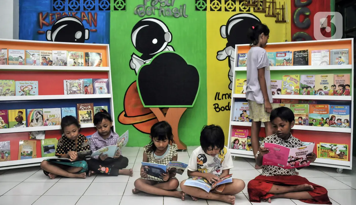 Anak-anak membaca buku di Pojok Baca Kampung Literasi RW 09, Kampung Pondok Jati, Palmeriam, Jakarta Timur, Senin (10/10/2022). Pojok Baca Kampung Literasi dibangun untuk menjadi fasilitas baru bagi anak-anak hingga orang dewasa yang berada di kawasan permukiman padat penduduk tersebut dalam memperkaya literasi dan meningkatkan minat membaca sejak dini. (merdeka.com/Iqbal S. Nugroho)