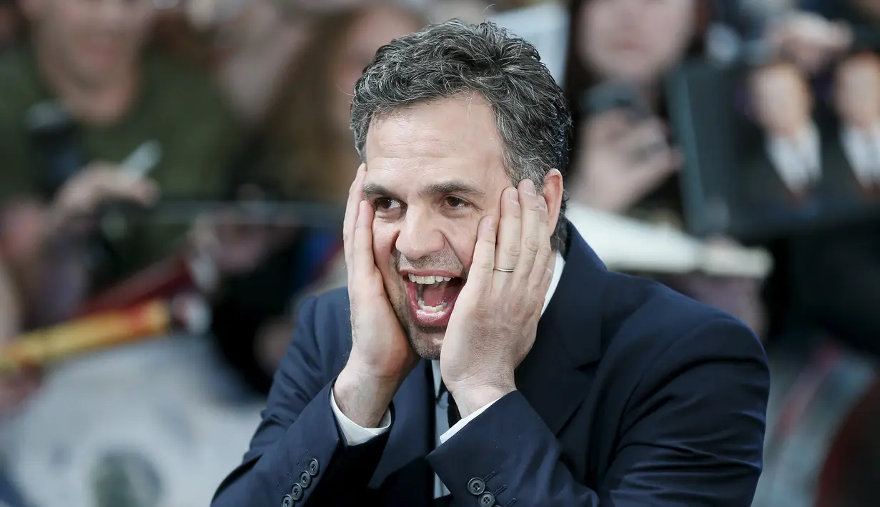 Aktor asal Amerika Mark Ruffalo berpose saat menghadiri premiere film "Avengers: Age of Ultron" di Westfield shopping centre, Shepherds Bush, London, Selasa (21/4/2015). (REUTERS/Stefan Wermuth)