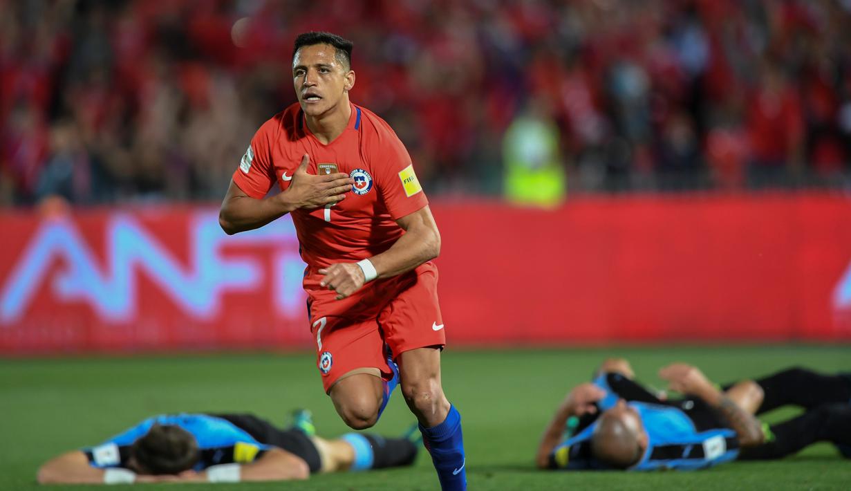 Ekspresi striker Arsenal, Alexis Sanchez, setelah mencetak gol ke gawang Uruguay pada laga Kualifikasi Piala Dunia 2018 zona CONMEBOL di Stadion Nasional Julio Martinez Pradanos, Santiago, Rabu (16/11/2016) pagi WIB. (AFP/Martin Bernetti)