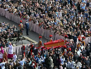 Prosesi pemindahan jenazah mendiang Paus Fransiskus dari kapel Santa Marta ke Basilika Santo Petrus di Vatikan pada 23 April 2025. (Alberto PIZZOLI/AFP)