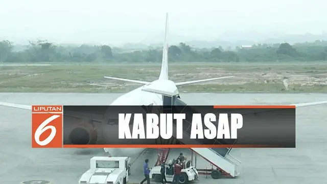 Kabut asap akibat kebakaran hutan dan lahan di Samarinda, Kalimantan Timur, membuat penerbangan dari dan menuju Bandara APT Pranoto terganggu.
