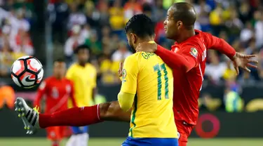  Bek Peru, Alberto Rodriguez (kanan) berusaha membuang bola dari kejaran penyerang Brasil, Gabriel pada pertandingan Copa America 2016  di Stadion Gillette, AS, (13/6). Peru mengalahkan Brasil dengan skor 1-0. (Winslow Townson-USA TODAY Sports)