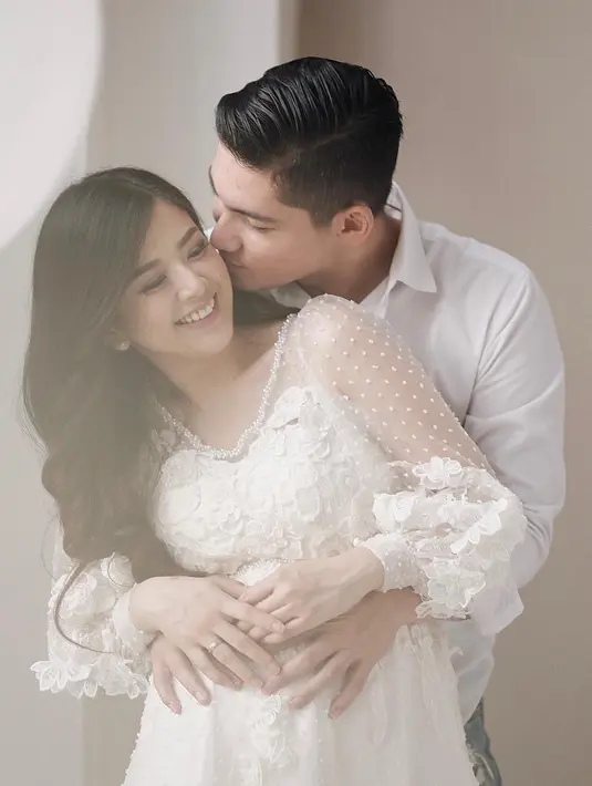 Kebahagiaan tak hanya dirasakan oleh Samuel Zylgwyn dan Franda saja, kebahagiaan juga dirasakan oleh warganet. Selain mengucapkan selamat, warganet juga memuji wajah Zylvechia yang lucu. (Foto: instagram.com/frandaaa87)