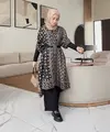 Tunik batik yang loose dan berpotongan asimetris ini dipadu dengan ikat pinggang dan  kulot hitam bakal membuatmu tampil paripurna. (Instagram/ethicmine).