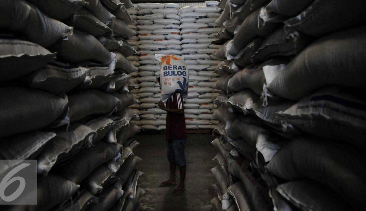 Pekerja memanggul karung Beras milik Badan Urusan Logistik (Bulog) di Gudang Bulog kawasan Kelapa Gading, Jakarta Utara, Selasa (7/6). Bulog memiliki stok beras sebanyak 2,1 juta ton. (Liputan6.com/Johan Tallo)