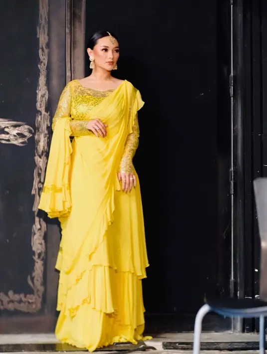 Zaskia Gotik tampil cantik bak boneka India dalam balutan kain sari. Penampilannya sukses bikin netizen berdecak kagum sekaligus pangling. Dipadukan dengan riasan tebal membuat kian serasi dengan setelan warna kuning yang ia pakai. (Liputan6.com/IG/@zaskia_gotix)