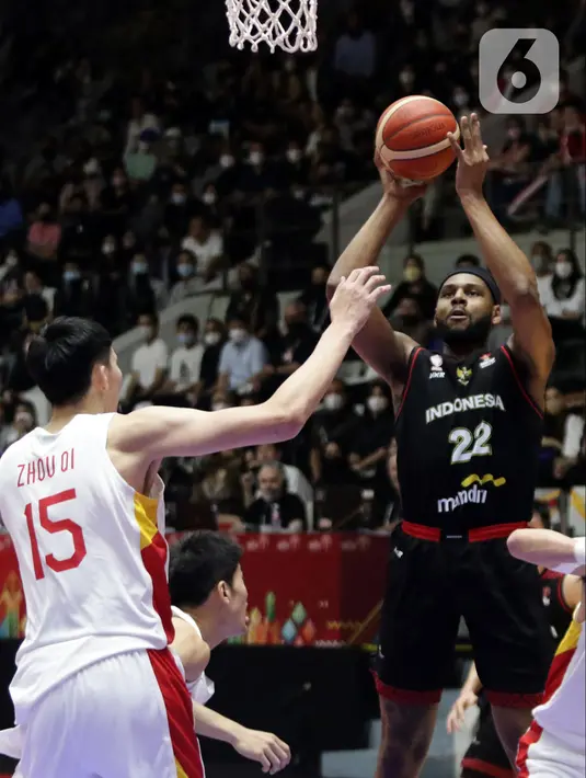 Pebasket Timnas Indonesia, Marques Terrell Bolden (kanan) melakukan lompatan mencetak angka saat melawan China pada laga playoff perempat final FIBA Asia Cup 2022 di Istora Senayan, Jakarta, Senin (18/7/2022). Langkah timnas basket Indonesia di ajang FIBA Asia Cup 2022 terhenti usai menelan kekalahan telak 58-108 dari China. (Liputan6.com/Helmi Fithriansyah)