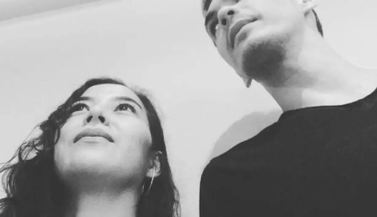 "Kenapa Vonny sama Ari, hah pacaran?. Baguslah senang kalau Ari sudah move on. Dapat Vonny lagi, saya juga kenal, orangnya dengan baik," ucap Indra Brugman di kawasan Tendean, Jakarta Selatan, Selasa (28/11/2017). (Instagram/ariksyach)