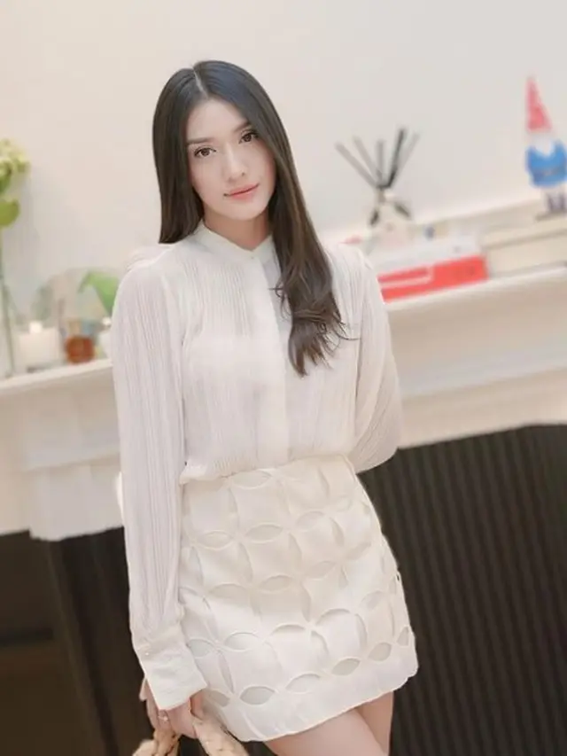 Anissa Aziza tampil keren (Instagram/anissaaziza)