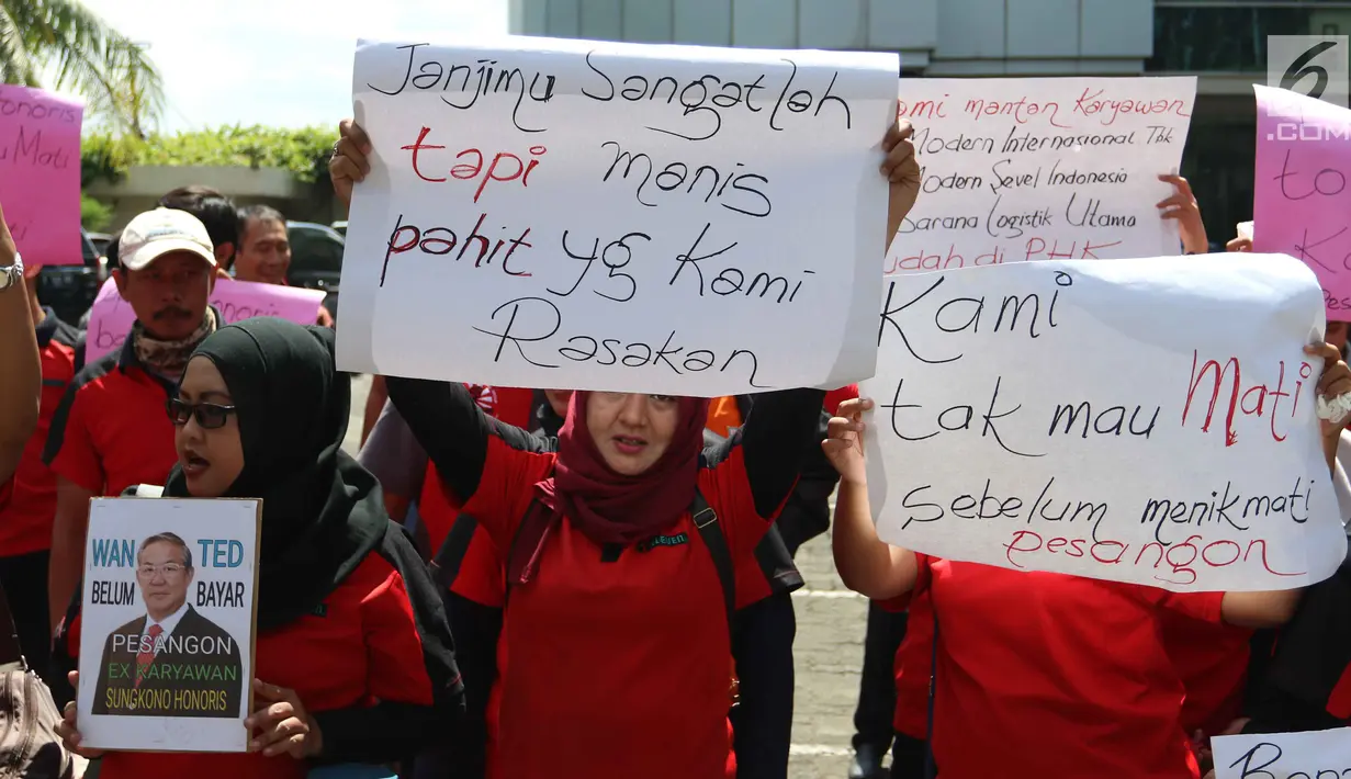 Puluhan mantan karyawan 7-Eleven berdemo menuntut pesangon saat melakukan aksi di Jakarta, Rabu (22/2). Jumlah pesangon yang harus dibayar sebesar Rp 17,5 miliar untuk sekitar 276 orang. (Liputan6.com/Angga Yuniar)