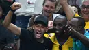 Aksi Neymar (kir)  saat mendukung timnas voli Brasil berlaga pada final bola voli Olimpiade Rio 2016 melawan Italia di Stadion Maracanazinho, Rio de Janeiro, (21/8/2016). (AFP/Johannes Eisele)