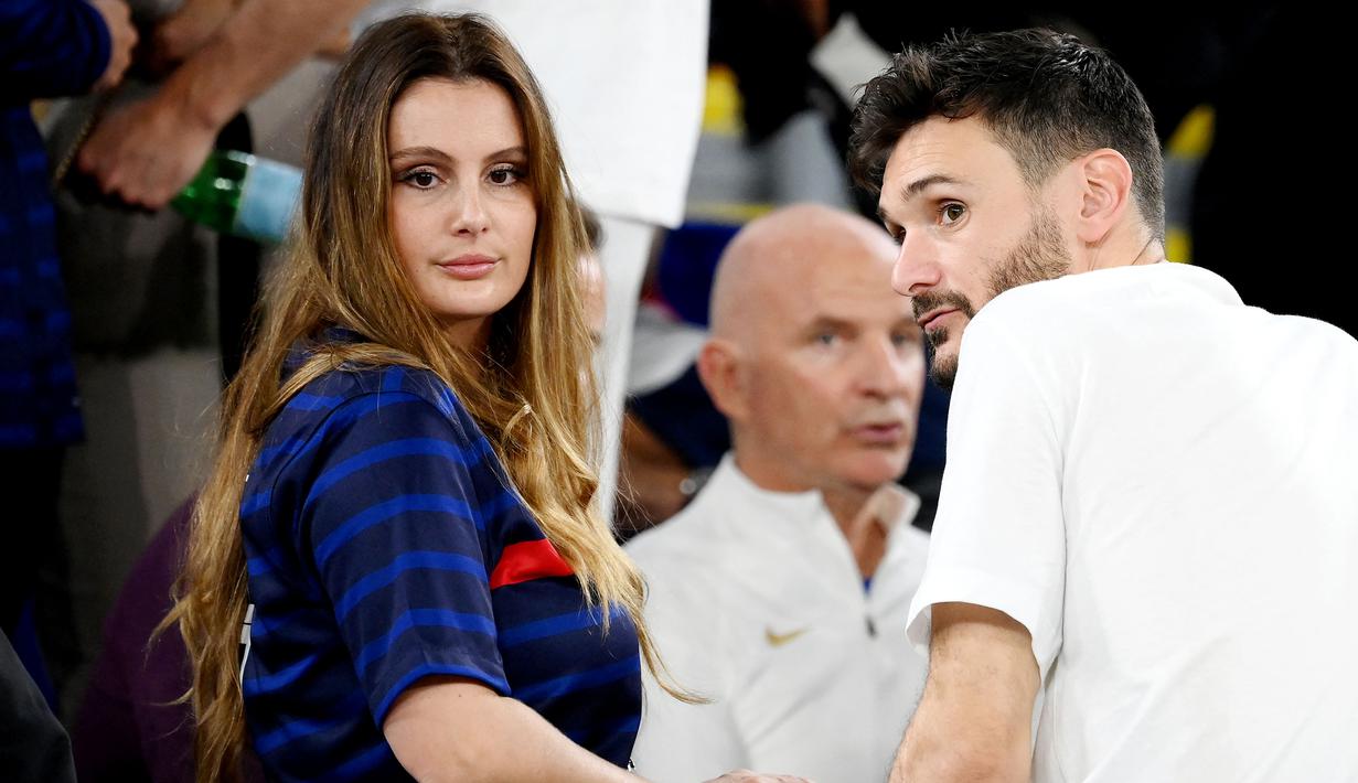 Istri Hugo Lloris, Marine Lloris, hadir langsung memberikan dukungan saat Timnas Prancis berhadapan dengan Denmark di Stadion 974, Doha (26/11/2022). (AFP/Franck Fife)