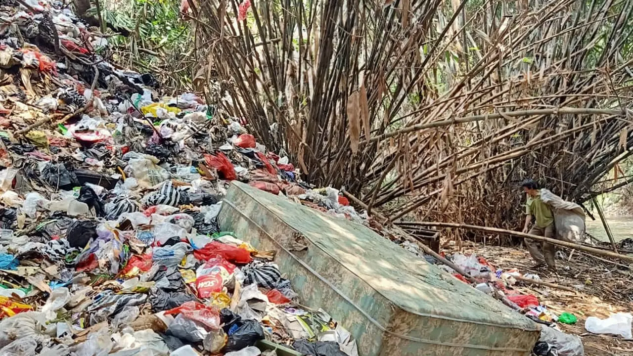 Tim Satuan Tugas Ciliwung menemukan anak Sungai Ciliwung, Sungai Cipakancilan, penuh dengan sampah.