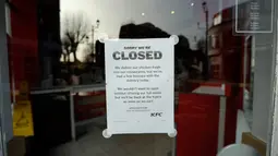 Pengumuman penutupan sementara terpampang di luar gerai makanan cepat saji KFC Surbiton, London, Inggris, Rabu (21/2). Pekan lalu, KFC mengalihkan kontrak pengiriman ayam ke DHL dari sebelumnya oleh Bidvest. (AP Photo/Matt Dunham)