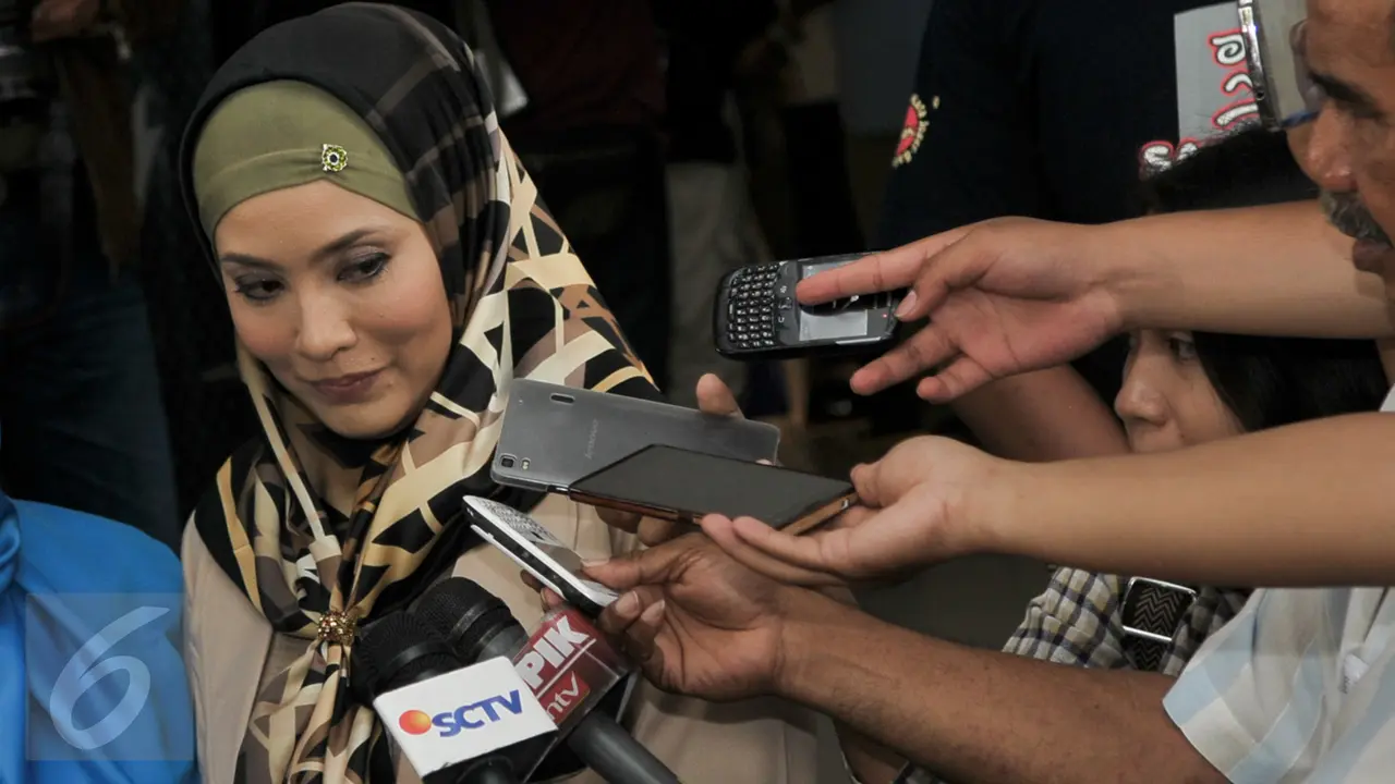 20160908-Aa Gatot Punya Senpi Ilegal, Elma Theana Datangi Polda Metro-Jakarta
