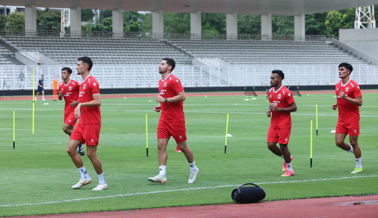 Diketahui, Indonesia menjadi tuan rumah dalam FIFA Series 2026. Tampak dalam foto, pemain Timnas Indonesia saat mengikuti sesi latihan perdana di Lapangan Stadion Madya, Kompleks Gelora Bung Karno, Senayan, Jakarta, Selasa (24/3/2026). (Bola.com/M Iqbal Ichsan)