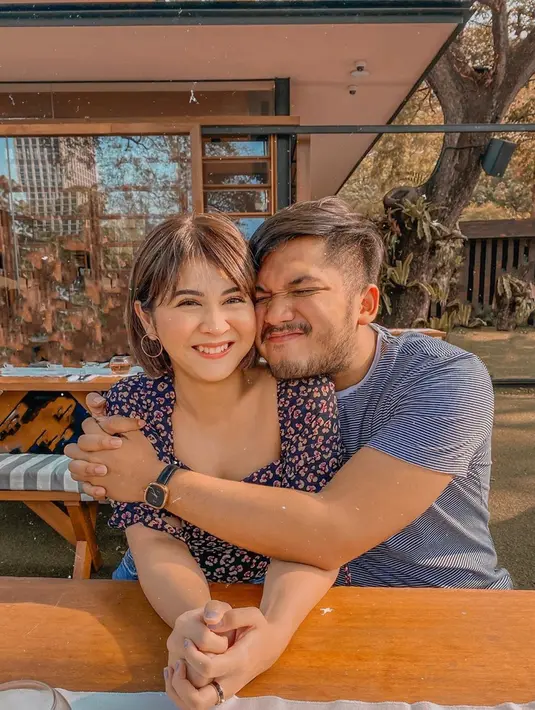 Sebelum resmi bertunangan, Kesha dan Adhi memang sudah terlihat kompak. Keduanya tak sungkan untuk saling menunjukkan rasa sayang seperti memeluk dengan gemas layaknya yang dilakukan Adhi pada Kesha. (Liputan6.com/IG/@kesharatuliu05)