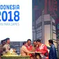 Wakil Presiden Jusuf Kalla (ketiga kiri) menyerahkan potongan tumpeng tanda dimulai Hitung Mundur Pelaksanaan Asian Para Games 2018 di JIExpo, Jakarta, Jumat (6/10). Asian Para Games 2018 akan berlangsung di Jakarta. (Liputan6.com/Helmi Fithriansyah)