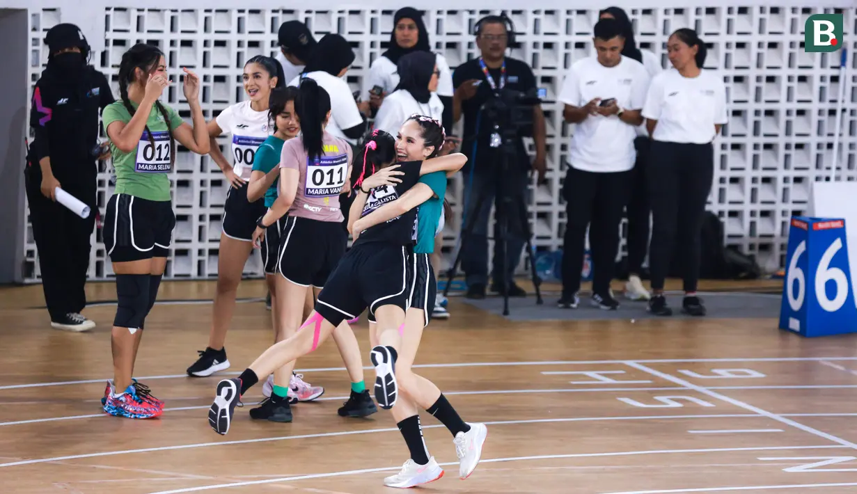 Selebritas Indonesia, Cinta Laura (kanan) bersama Aqeela Calista melakukan selebrasi setelah memenangkan cabang olahraga lari 100 meter putri Turnamen Olahraga Selebriti Indonesia (TOSI) di GOR UNJ, Rawamangun, Jakarta, Minggu (30/07/2023). Cinta berhasil menang dengan mencatatkan waktu 17,60 detik. (Bola.com/Bagaskara Lazuardi)