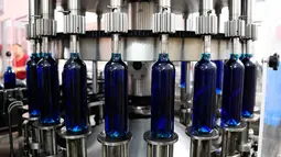 Gambar menunjukkan botol anggur biru yang diproduksi di pabrik anggur perusahaan 'Gik' di Maluenda, wilayah Aragon, Spanyol, 13 September 2018. Warna biru dari wine yang satu ini dihasilkan dari pigmen kulit anggur. (AFP/GABRIEL BOUYS)