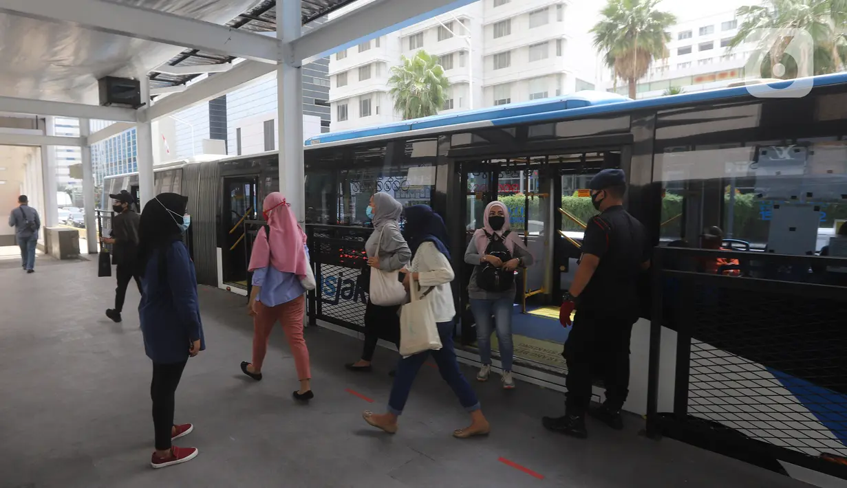 Penumpang turun dari bus Transjakarta di Halte Bundaran HI, Jakarta, Senin (12/10/2020). Sejumlah halte yang rusak pascademo Undang-Undang Cipta Kerja pada Kamis (8/10) sudah dapat digunakan kembali, salah satunya yakni halte Bundaran HI. (Liputan6.com/Herman Zakharia)
