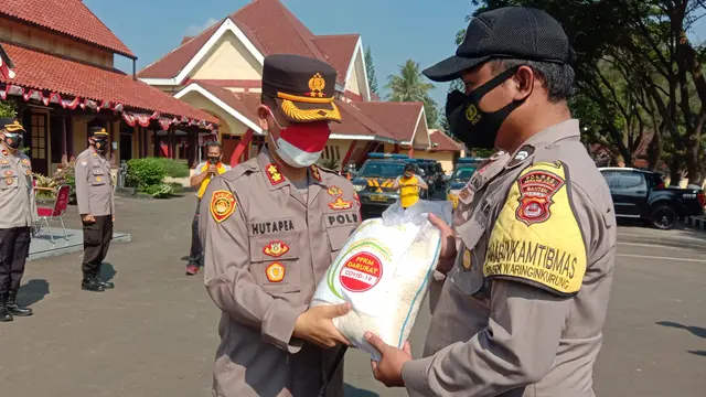 Kapolres Serang Kota, AKBP Maruli Ahilles Hutapea, Bagikan 13 Ton Beras Bagi Warga Terdampka Covid-19. (Jumat, 27/08/2021). (Liputan6.com/Yandhi Deslatama).