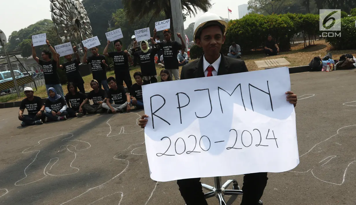Aktivis menunjukkan pesan tuntutan saat menggelar aksi #BersihkanIndonesia di depan Istana Merdeka, Jakarta, Senin (19/8/2019). Aktivis menyerukan kebebasan hakiki dari kerusakan lingkungan dengan meninggalkan sumber energi fosil beralih ke energi bersih terbarukan. (Liputa6.com/Angga Yuniar)